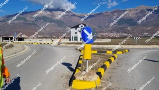Dy ditë pas aksidentit tragjik të Bulqizës ku vdiqën 3 persona dhe u plagosën 4 të tjerë, Autoriteti Rrugor vendos tabelat e sinjalistikës rrugore