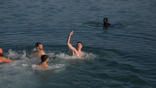 Dita e Ujit të Bekuar, ortodoksët kryejnë ritin e hedhjes së kryqit në ujë! Në Durrës fiton 16-vjeçari: Ia dedikoj xhaxhait që ka ndërruar jetë