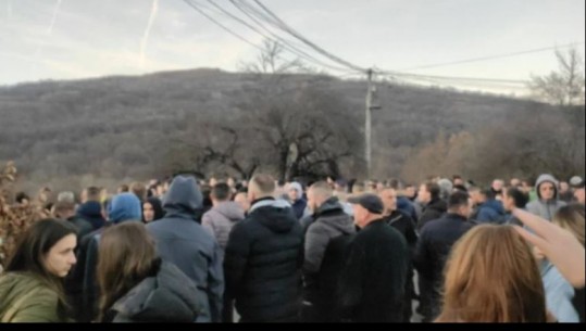 Plagosja e 2 serbëve në Kosovë, bllokohen rrugët në Gutovushë: Do mbetet e bllokuar deri kapjen e autorit