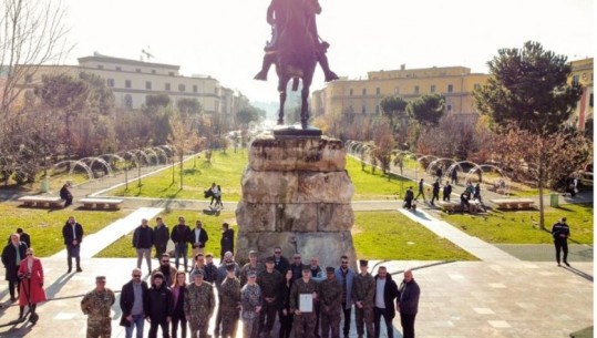 Marinsi amerikan merr gradën ‘Rreshter i Lartë’, ceremonia u zhvillua para bustit të Skënderbeut