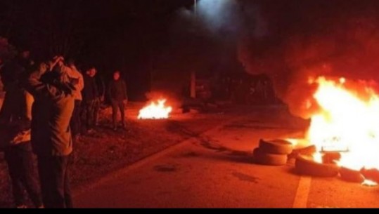 Plagosja e dy të rinjve, serbët bllokojnë rrugën Prevallë-Shtërpcë duke djegur goma