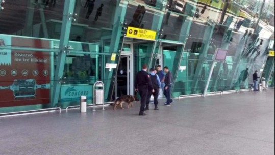 Tentoi që të kalonte kufirin ilegalisht, arrestohet në Rinas turku, në kërkim një tjetër