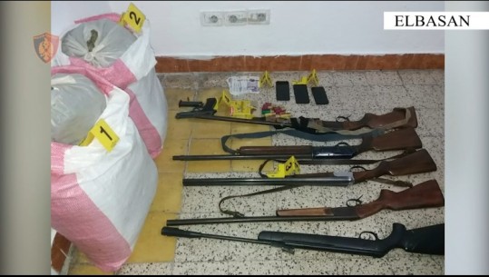Elbasan, transportonin drogë dhe mbanin armë zjarri me vete, arrestohen 2 persona, 1 në kërkim! U kapën mbi 10 kg kanabis (VIDEO)