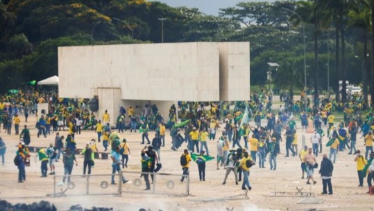 Tensione në Brazil, mbështetësit e Bolsonaros  pushtojnë Kongresin, rrethojnë pallatin presidencial! Nuk pranojnë humbjen në zgjedhje (VIDEO)