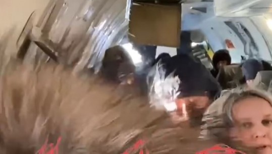Video/ 25 pasagjerë të frikësuar në një avion në Rusi, hapet dera e pasme gjatë gjatë fluturimit, piloti bën ulje emergjente