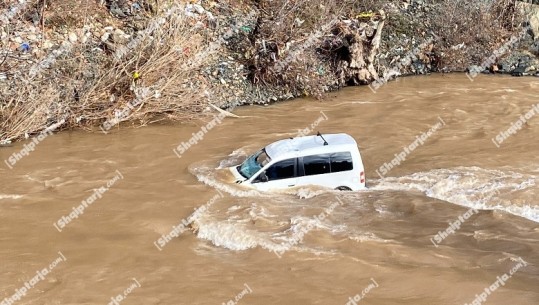 Librazhd/ Shoferi humb kontrollin e mjetit dhe bie në lumi, makina 'noton' në Shkumbin (VIDEO)