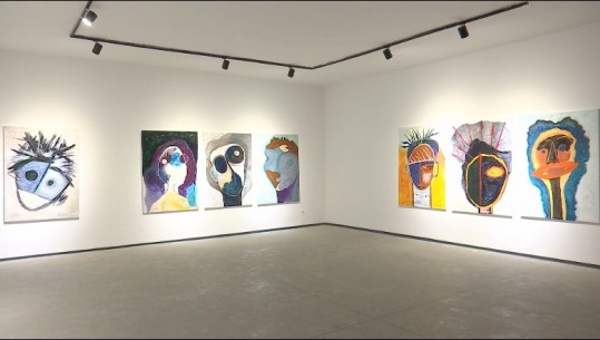 ‘Ballo me maska’, 43 piktura të Ilir Balës ekspozohen në ‘Fab’, artisti: U inspirova nga njerëzit e zakonshëm