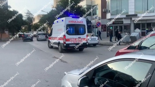 Aksident në Vlorë, drejtuesi humb kontrollin e mjetit dhe përplaset me një makinë të parkuar