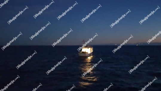 Pëson defekt në motor anija e peshkimit në Vlorë, shpëtohen 3 persona në bord (VIDEO)