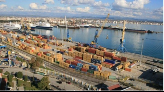 Vonesa në ngarkimin dhe shkarkimin e konteinerëve, shoferët e kamionëve protestë në Portin e Durrësit