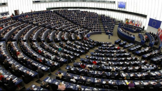 Komisioni i Lirive në PE miraton liberalizimin e vizave për Kosovën