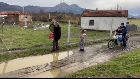 Rruga sfiduese mes baltës dhe gropave për fëmijët e kopshtit në Fishtë të Lezhës, prindërit: 5 vite s’është vënë dorë