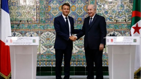 Macron viziton Algjerinë por refuzon të kërkojë falje për kolonializmin francez: Nuk më takon mua ta them këtë