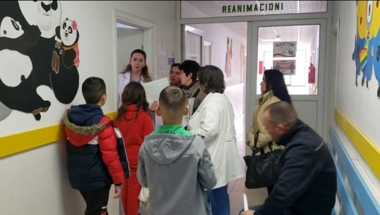 Fluks në pediatrinë e Beratit, mjeku: Çdo ditë shtrohen në spital 10 deri në 15 fëmijë, të gjithë shtretërit janë të ezauruar