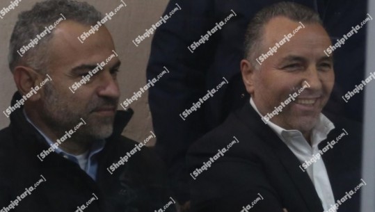 FOTOLAJM/ U arrestua për shpërdorim detyre te ‘Financat’, përmbaruesi Alban Ruli shfaqet i qeshur në gjykatë