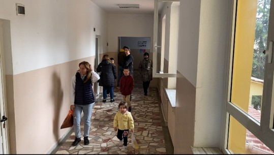 Fluks në pediatrinë e Korçës dhe Pogradecit, 60-80 fëmijë çdo ditë për vizita! Mjeku: Mos përdorni antibiotik, konsumoni lëngje 
