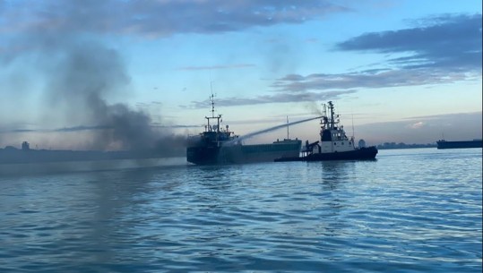 Anija pranë Portit të Durrësit u përfshi nga flakët, reagon ministria e Mbrojtjes: Evakuuam në kohë ekuipazhin