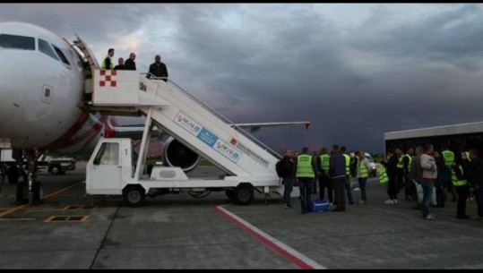 Deportohen 40 shqiptarë nga Britania e Madhe, mbërrijnë me charter në Rinas! Mes tyre edhe persona me rekorde kriminale
