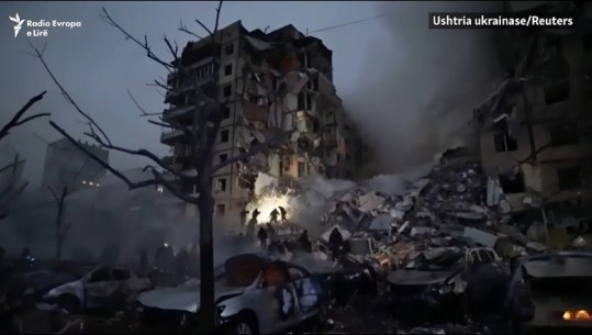 VIDEOLAJM/ Raketa ruse shkatërron një banesë shumëkatëshe në Ukrainë, pamje të rënda