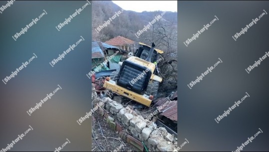 Bulqizë/ Fadroma e firmës 'Gjoka' del nga rruga dhe përfundon mbi një baxho! VIDEO e gjithë godina e shkatërruar