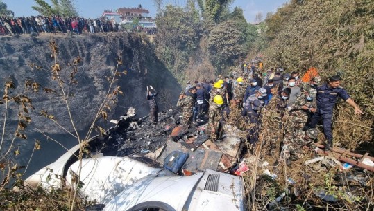 Tragjedia në Nepal/Thellohet bilanci, 64 viktima nga rrëzimi i avionit, autoritetet vijojnë kërkimet për 8 pasagjerët e fundit