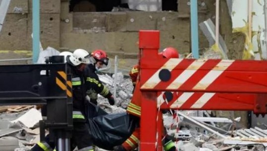 Lufta në Ukrainë/ Bombardime ruse në qytetin Dnipro, shkatërrohet pallati, 30 viktima dhe 73 të plagosur! NATO: Kievi së shpejti mund të presë një dërgesë të madhe të armëve të rënda