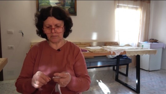 Pasioni për punën e dorës, arsimtarja nga Gjirokastra që thur me grep e shtiza: Të rikthehet sërish në shkolla që të ruajmë vlerat etno-kulturore