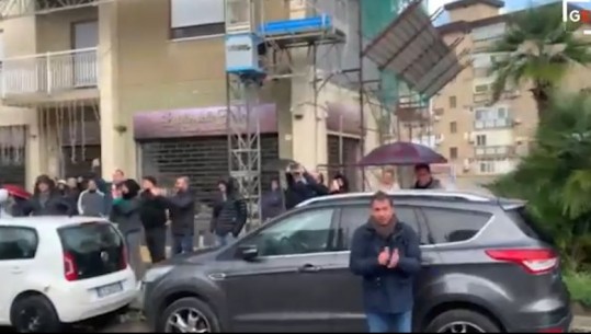 VIDEO/Kapën pas 30 vitesh në arrati bosin e mafies Siçiliane, qytetarët duartrokasin karabinerët! I përgëzojnë për punën