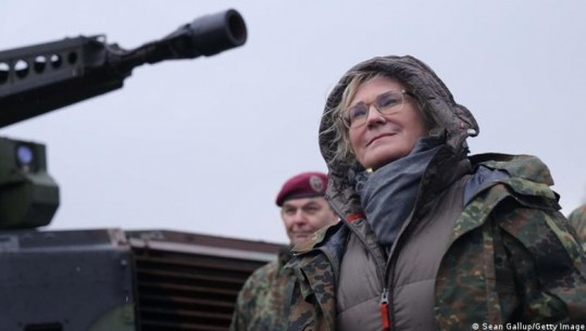 'Ka qenë një vit i mrekullueshëm' ministrja gjermane e Mbrojtjes, Lambrecht jep dorëheqjen pas deklaratës në natën e Vitit të Ri