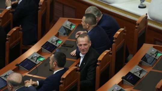 FOTOLAJM/ Agron Çela shfaqet mes socialistëve në Kuvend, ulet krah Stërkajt dhe Deliut