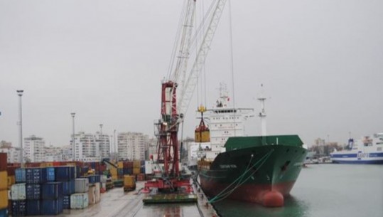 Moti i keq/ Anijet ankorohen në Portin e Durrësit, peshkarexhat nuk lejohen të dalin në det