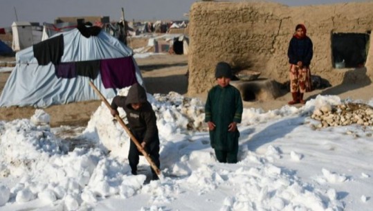 Afganët që përballen me të ftohtin e fortë por edhe me një zgjedhje të ashpër, ushqim apo ngrohje?