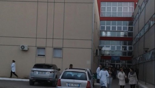 Boçi denoncon situatën në spitalin e Elbasanit: Janë pezulluar operacionet! Rrezikohet shërbimi i urgjencës, njerëzit blejnë në farmaci dhe gjërat elementare