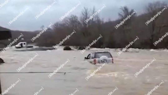 Shmanget tragjedia në Lezhë! Po ktheheshin nga një ceremoni mortore, makina me 5 persona bllokohet në mes të ujit, shpëtohen nga banorët/ VIDEO