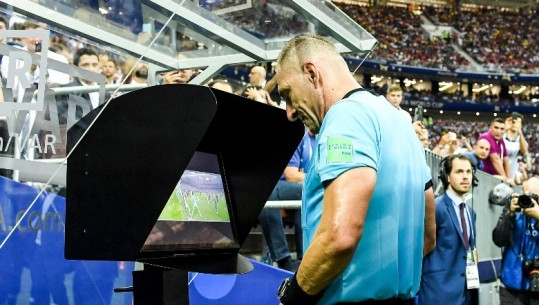 FIFA ndryshon botën e futbollit, gjyqtarët do shpallin vendimet e VAR përmes mikrofonit për tifozët