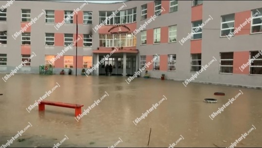 Reshjet e shiut në Lezhë, përmbyten oborret e shkollave 'Kosova' dhe 'Besëlidhja'! E pamundur hyrja e nxënësve dhe mësuesve (VIDEO)