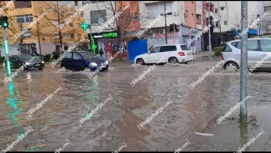 Reshjet e shiut shkaktojnë përmbytje të rrugëve kryesore në qytetin e Durrësit, e pamundur lëvizja e qytetarëve (VIDEO)