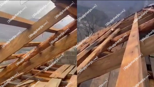 Dëmtohet çatia e një shtëpie nga moti i keq në Tropojë, anëtarët e familjes mbesin në 'qiell të hapur' (VIDEO)