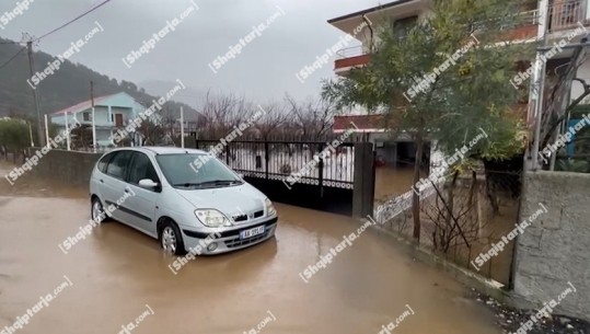 Nuk përmirësohet situata nga përmbytjet në Shkodër, ende 1100 hektarë nën ujë! Uji rrëmben 12 shtylla të energjisë elektrike, disa fshatra pa drita
