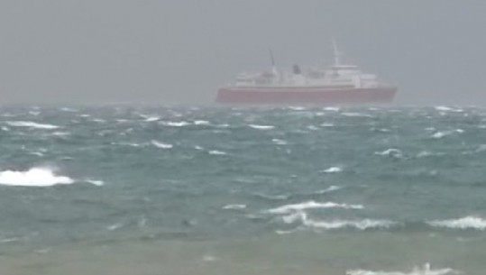 Moti i keq, vonohet ankorimi i tragetit në Vlorë, 64 pasagjerë në bord në tragetit të nisur nga Brindisi në det të hapur për 12 orë