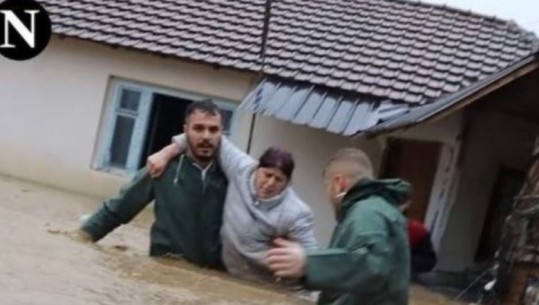 Pamje drithëruese: Dy zyrtarë komunalë në Skenderaj shpëtojnë dy të moshuar nga mbytja prej vërshimeve