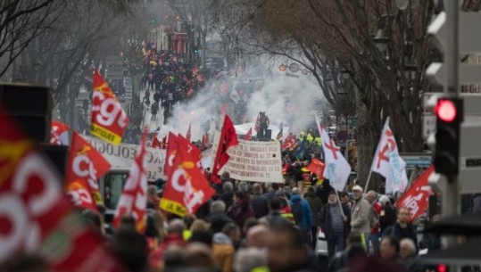 Protestat në Paris, Macron zotohet të vazhdojë reformën e pensioneve pavarësisht grevave