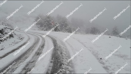 Moti i keq/ Situatë e qetë në Elbasan, ulje e temperaturave dhe borë në disa fshatra të vendit! Mjetet borëpastruese në terren