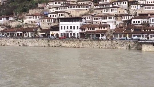 Moti i keq në Berat, rritet niveli i lumenjve Osum dhe Devoll