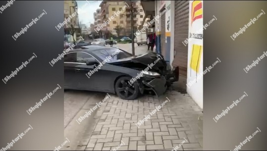Aksident rrugor në Vlorë, drejtuesi i ‘Benzi’-it humb kontrollin nga shpejtësia e lartë