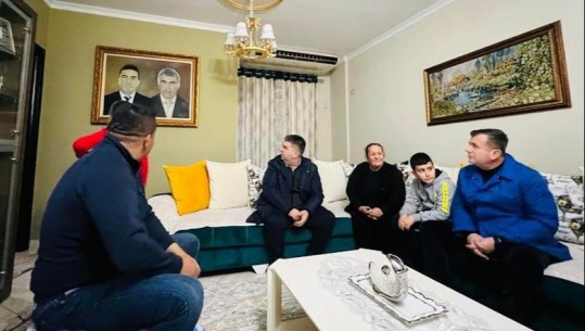 21 Janari, Balla vizitë në familjen e dëshmorit: Faiku Myrtaj s’i njohu dot nipin dhe mbesat e tij, sepse u vra pasi protestoi kundër Berishës 