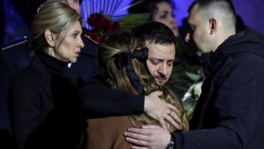 Zelensky i përlotur merr pjesë në funeralin e ministrit të brendshëm dhe zyrtarëve, vdiq nga rrëzimi i helikopterit