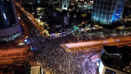 Dhjetëra mijëra izraelitë dynden shesheve kundër Netanyahut: Po kërkon të kapë drejtësinë