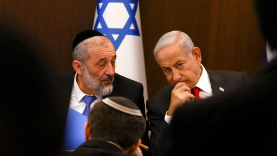 Ishte dënuar më parë për mashtrim tatimor, Netanyahu respekton gjykatën izraelite dhe shkarkon aleatin kryesor në qeveri