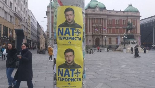 Beogradi nën ‘ombrellën’ e filo rusëve, qyteti mbushet me pankarta kundër Zelenskyt: Terrorist i NATO-s
